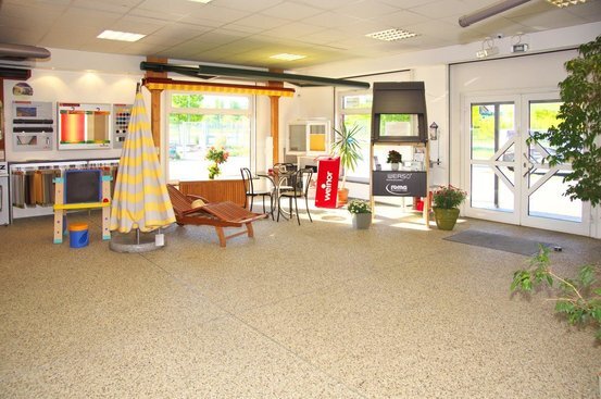 Heller Ausstellungsraum für Markisen, Sonnenschutz und Terrassenmöbel mit Pflanzen.