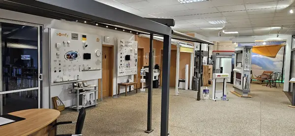 Ausstellung von Smart-Home-Steuerungen, Rollläden und Markisen in einem Fachgeschäft.