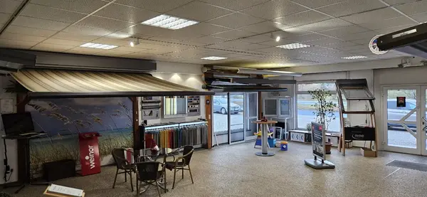 Ausstellungsraum mit Markisen, Sonnenschutz, Stoffmustern und Fensterlösungen.