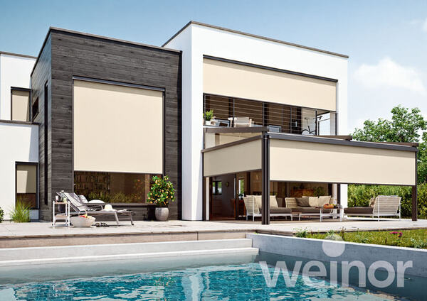 Modernes Haus mit Sonnenschutz-Markisen am Fenster und Terrasse, Pool im Vordergrund.